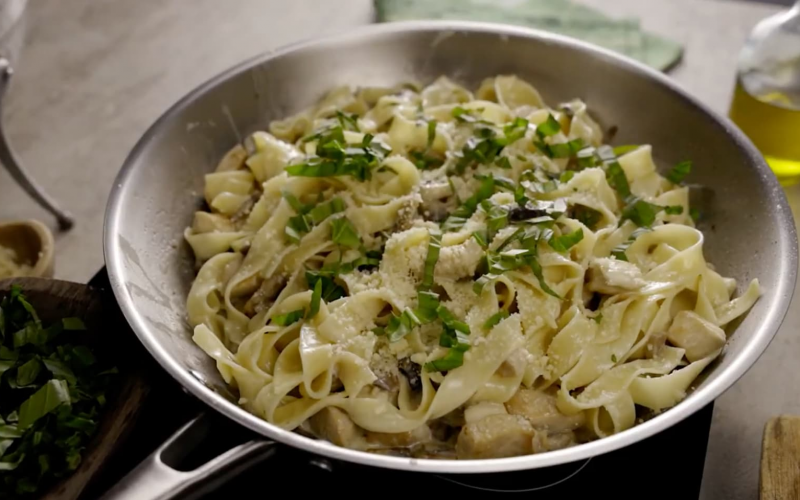 Kremalı Mantarlı Tavuklu Fettuccine
